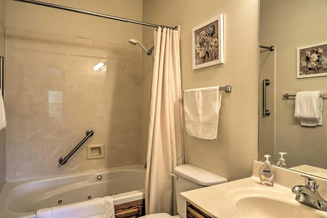 Apartment Walk-in Condo, Near Silver Dollar *