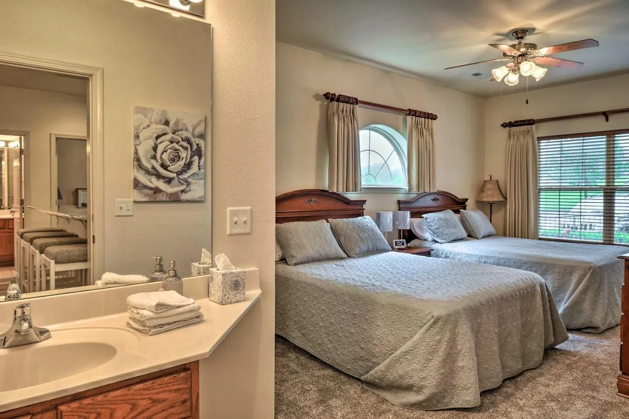 Walk-in Condo, Near Silver Dollar Apartment *