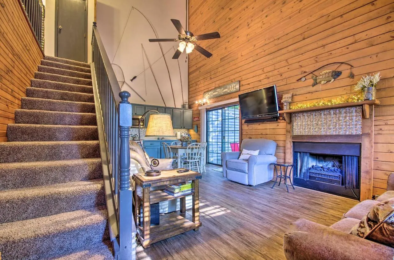 Charming Getaway With Fireplace And Porch Holiday home Branson