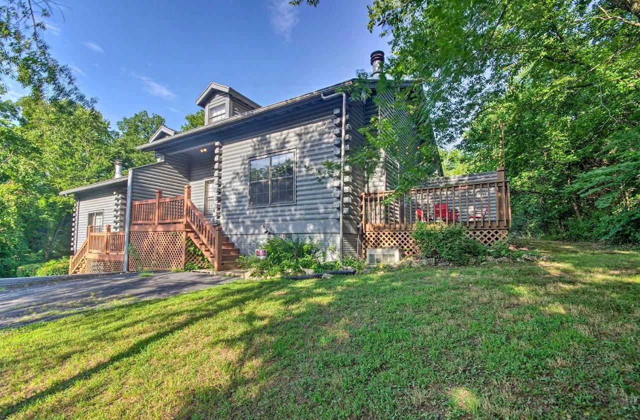 Charming Getaway With Fireplace And Porch Holiday home *