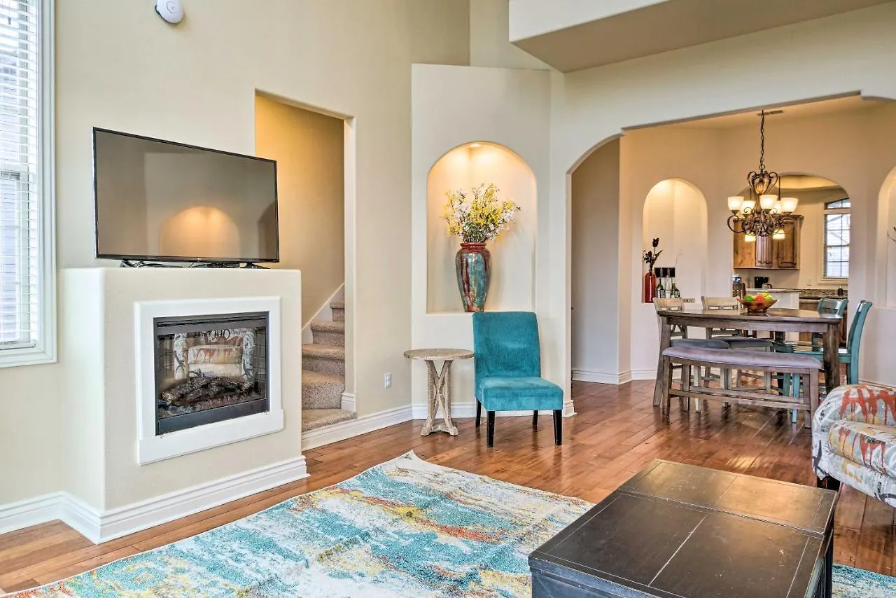 Luxe Retreat With Mtn Views And Pool Access! Apartman