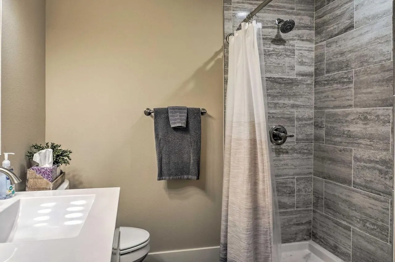 Holiday home The Cozy With Taneycomo Access!