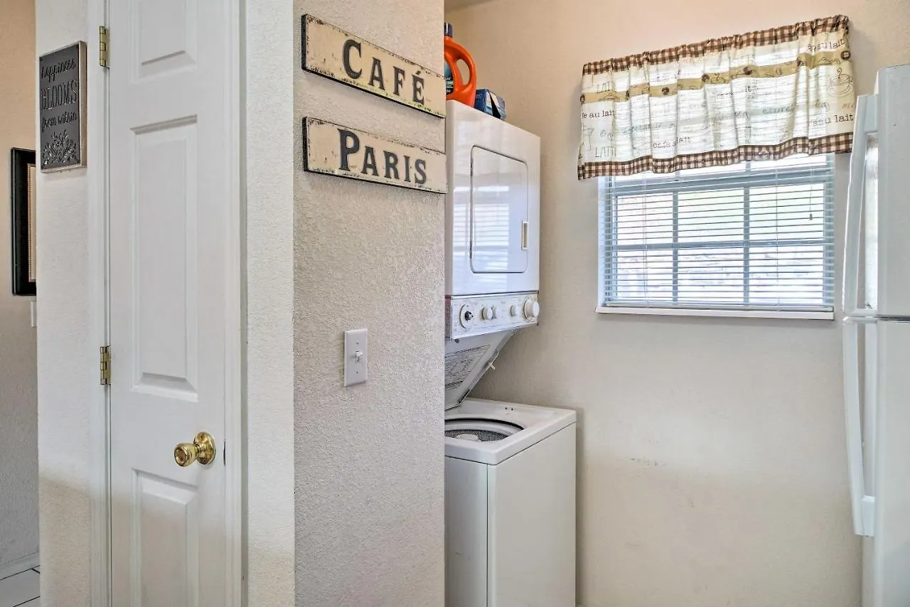 With Family Amenities, 3 Mi To Strip! Apartment *