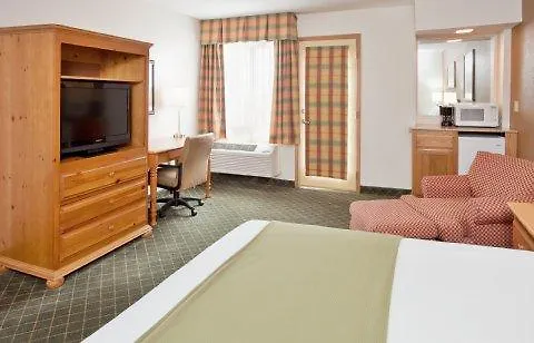 Holiday Express & 76 Central By Ihg Branson