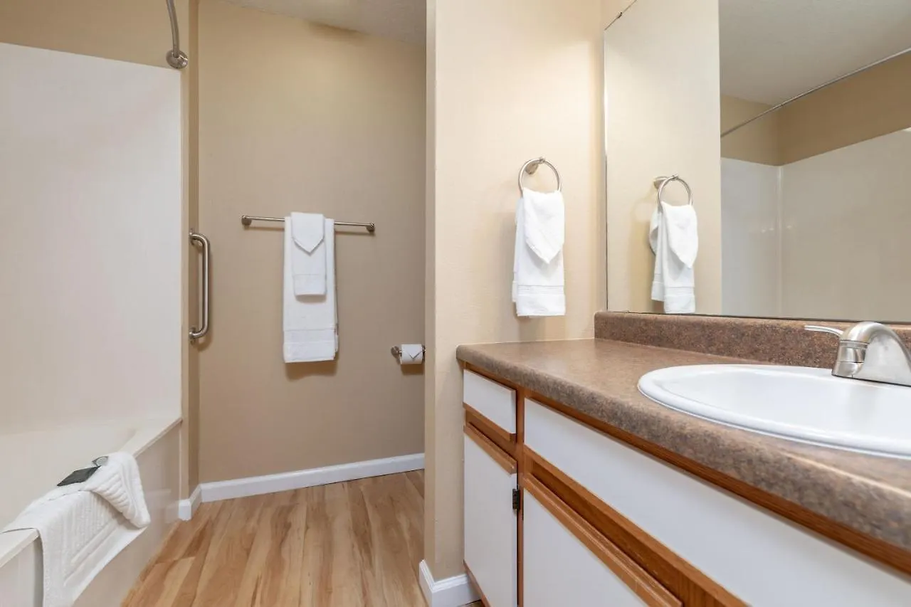 Surrey Vacation By Capital Vacations 3*