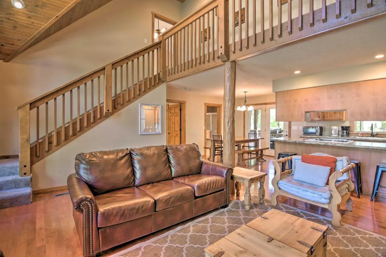 Holiday home Refined Near Silver Dollar City!