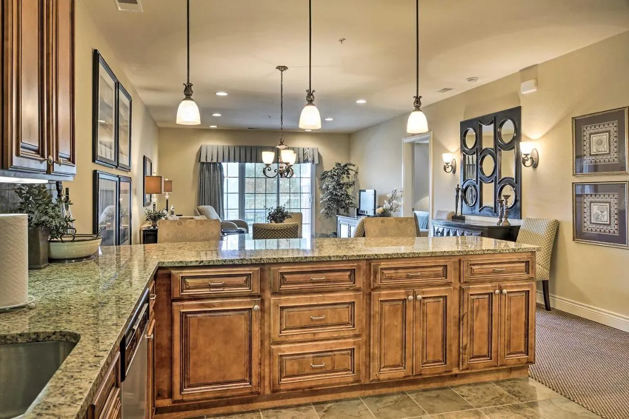 With Balcony, 3 Miles To Downtown Apartment