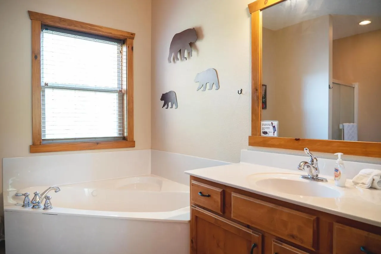 Bear Cub Retreat Holiday home *