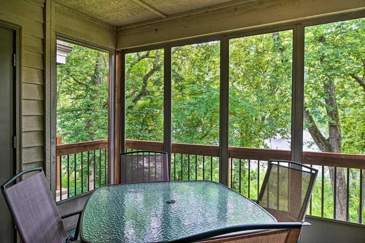 Lakefront Penthouse With Amenities!