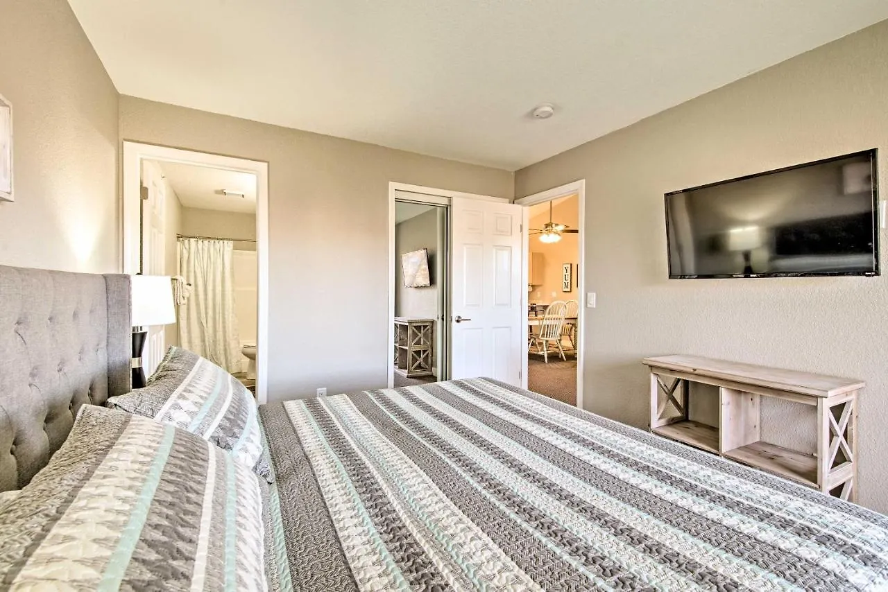 With Pool Access 3 Mi To Strip! Apartment