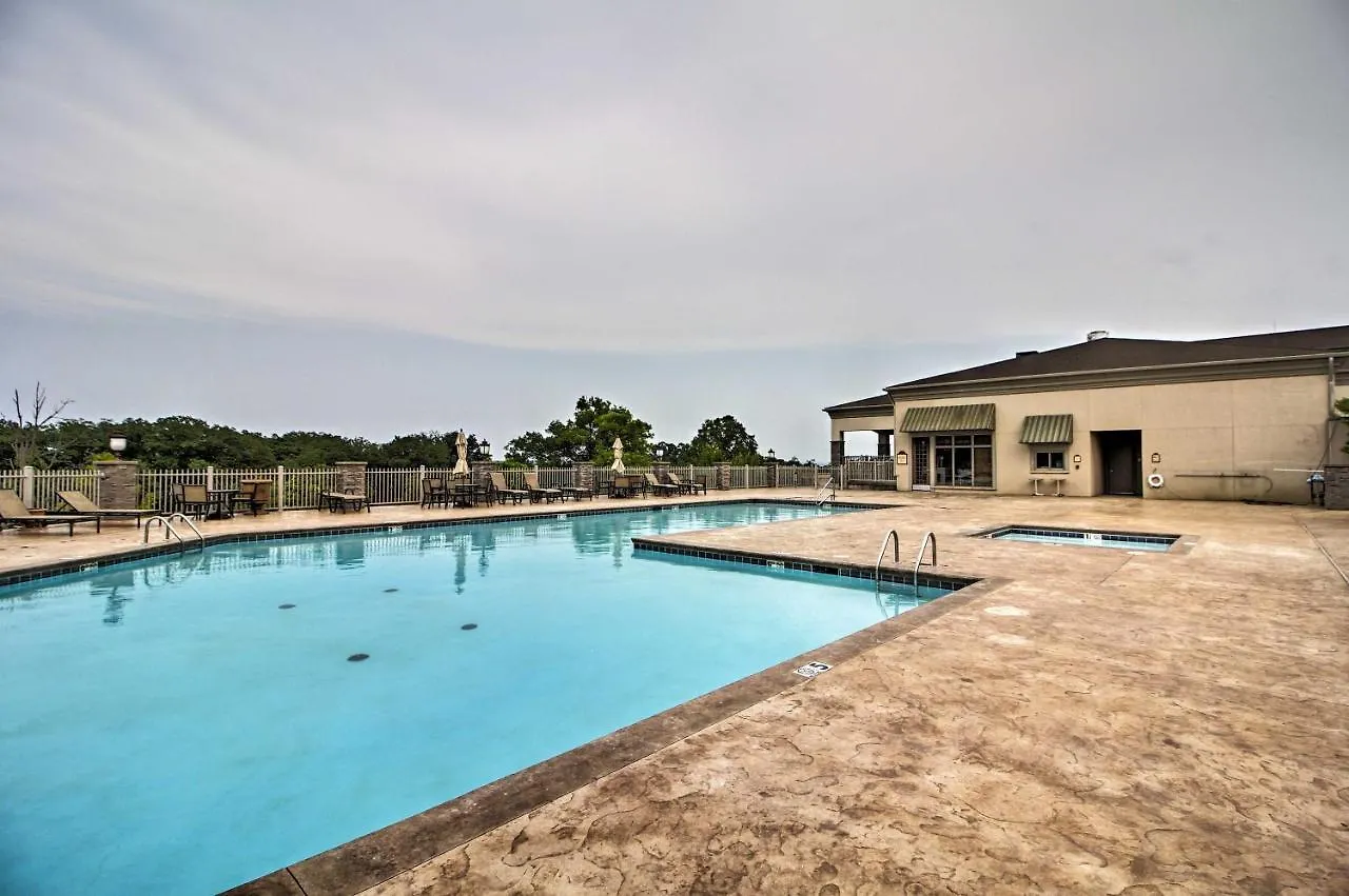 Stunning With On-site Golf Access Villa Branson