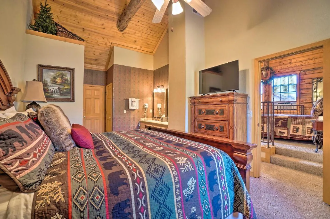 And Cozy Cabin About 1 Mi To Strip! Branson
