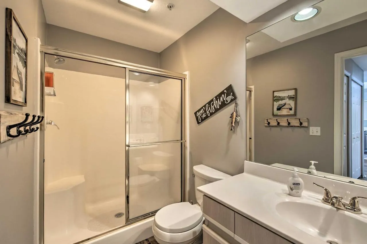 And Sunroom And Pool Access, Walk To Marina Apartment *