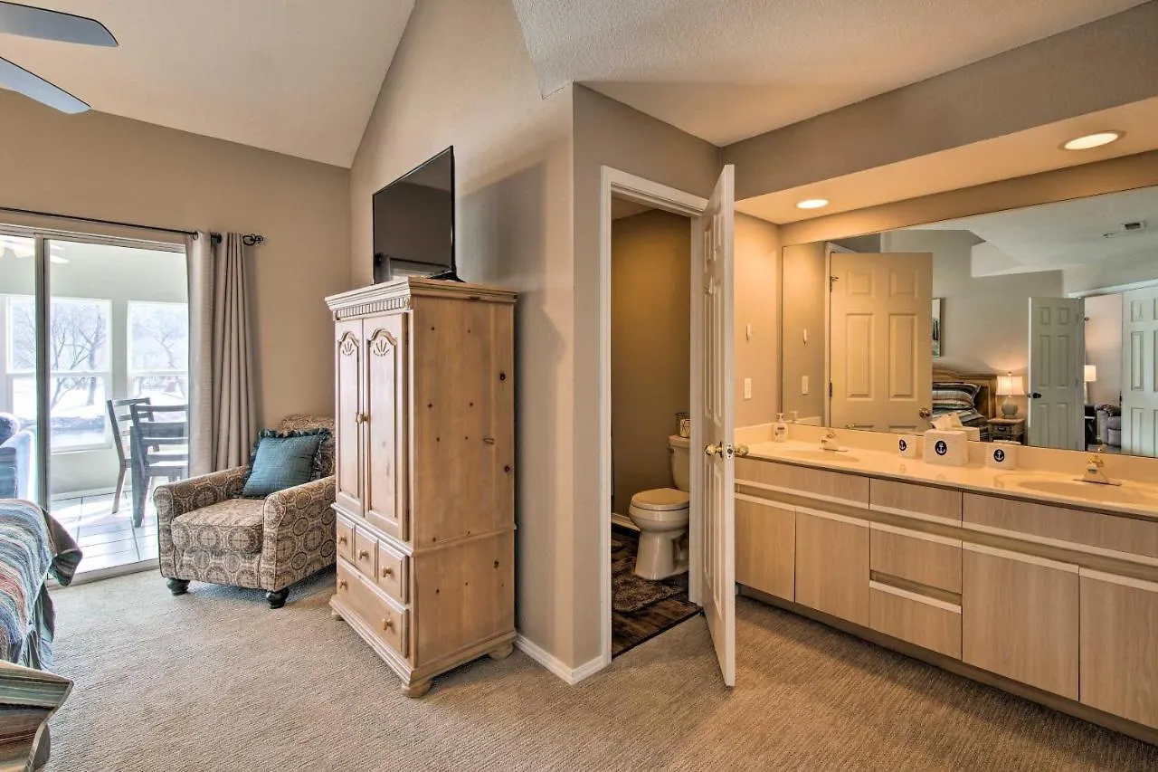 And Sunroom And Pool Access, Walk To Marina Apartment *