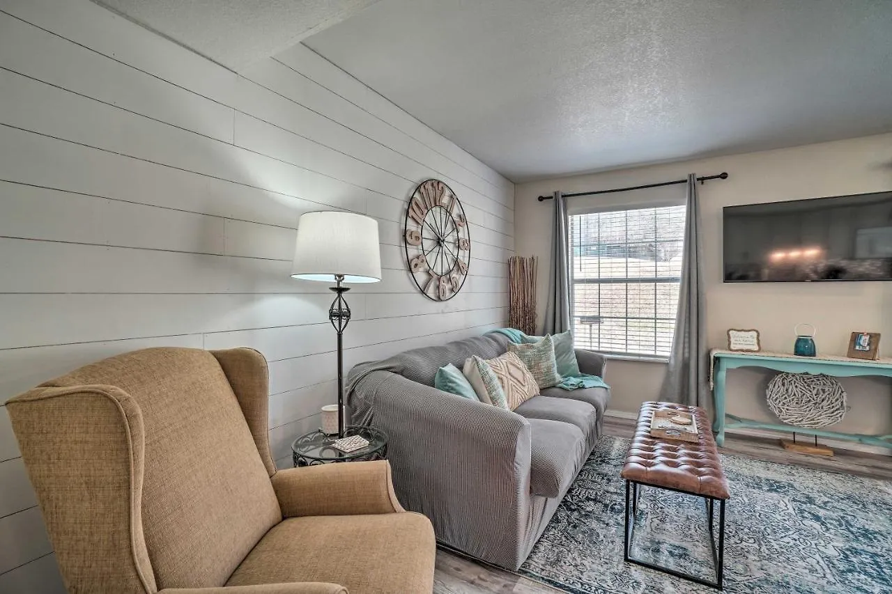 Apartment Centrally Located With Pool And Marina!