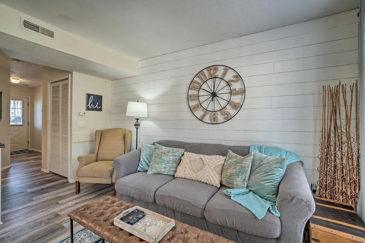 Apartment Centrally Located With Pool And Marina!