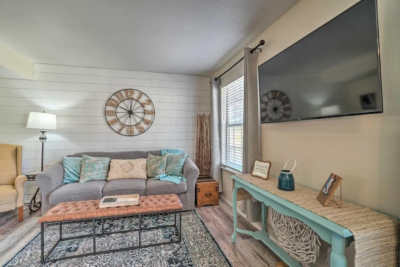 Centrally Located With Pool And Marina! Branson
