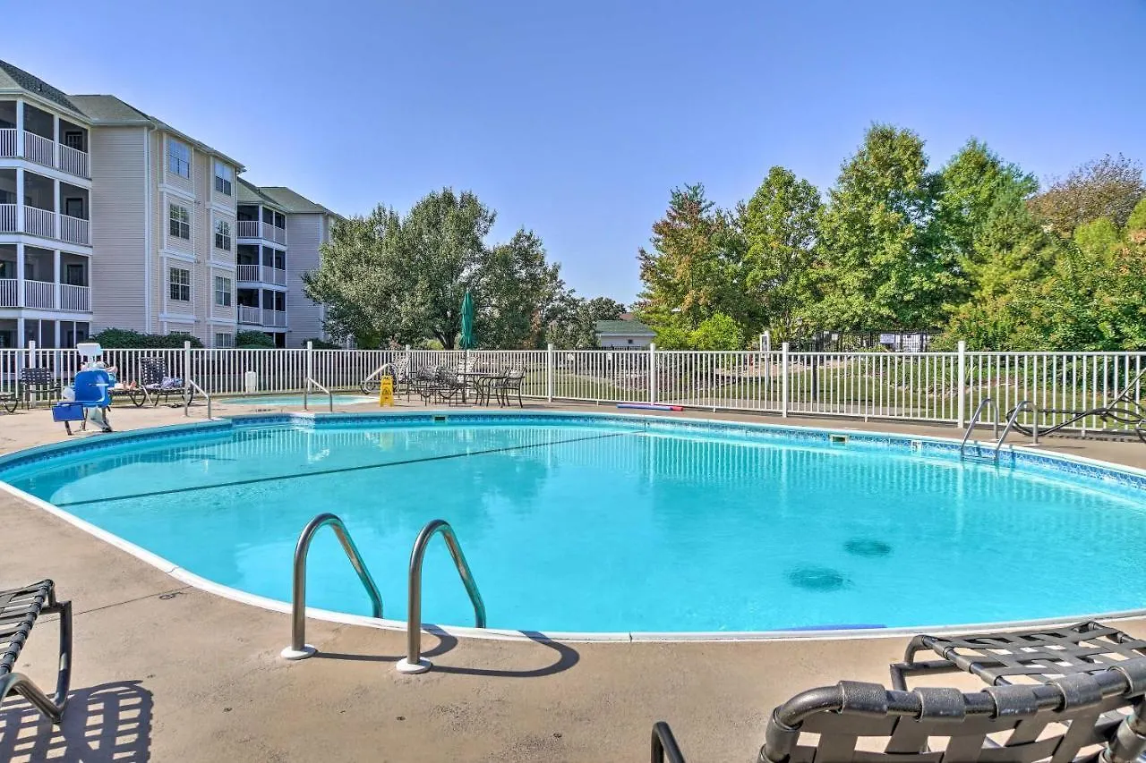 Centrally Located With Pool And Marina! Apartment