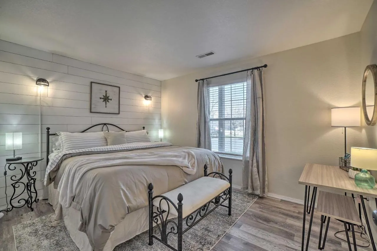 Centrally Located With Pool And Marina! Apartment