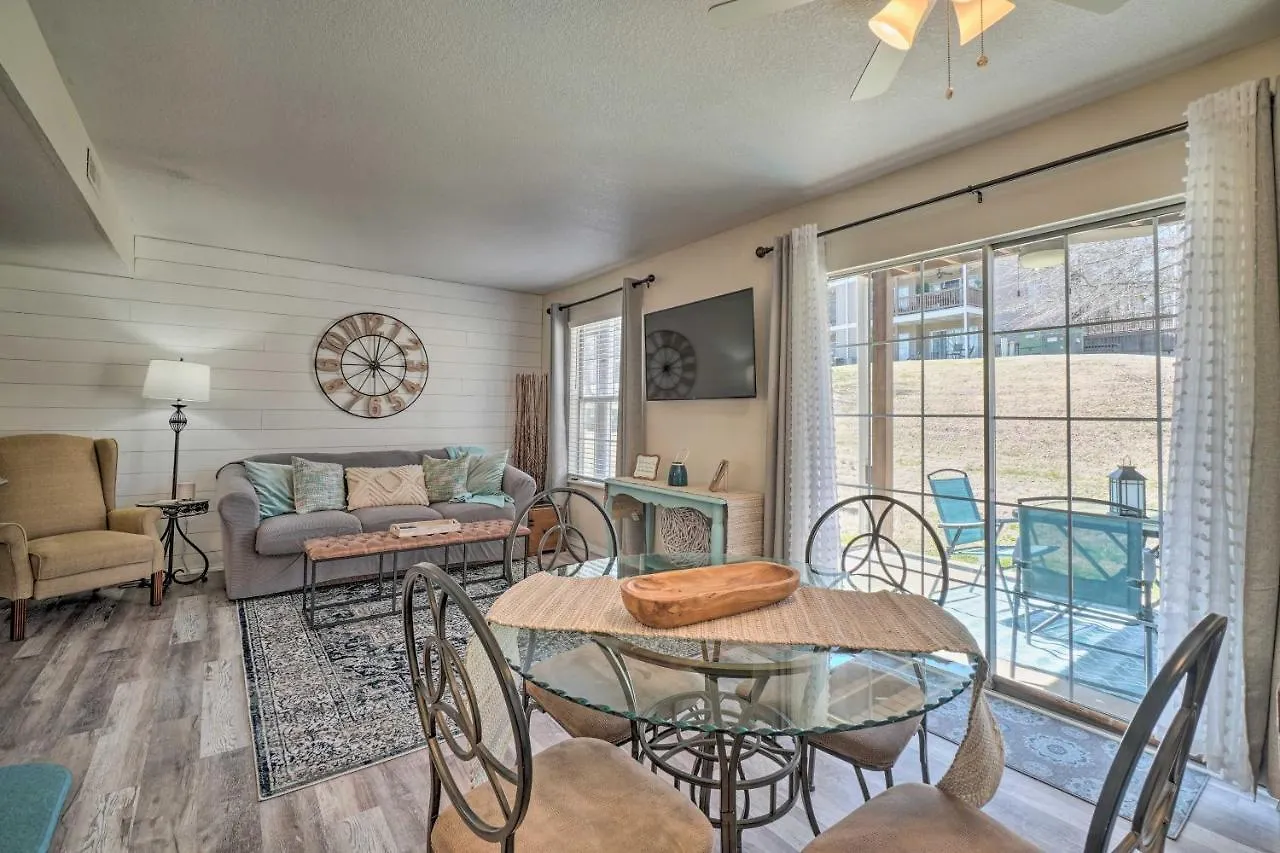 Apartment Centrally Located With Pool And Marina! Branson