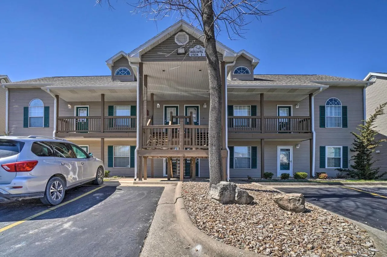 Centrally Located With Pool And Marina! Apartment Branson