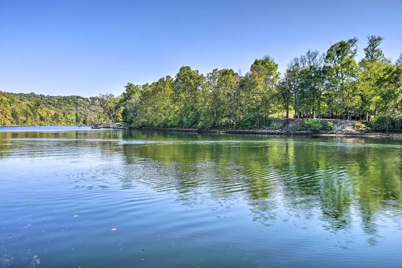 Centrally Located With Pool And Marina! Apartment Branson