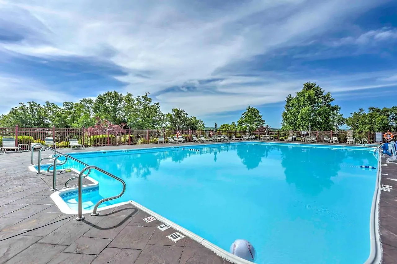 With Scenic Patio And Pool Access Apartment Branson