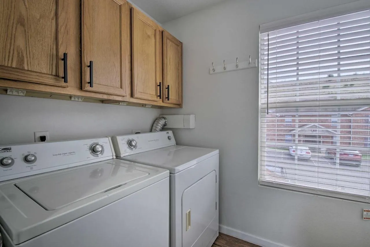 Apartment Escape With Shared Pool, 5 Mi To Lake! Branson
