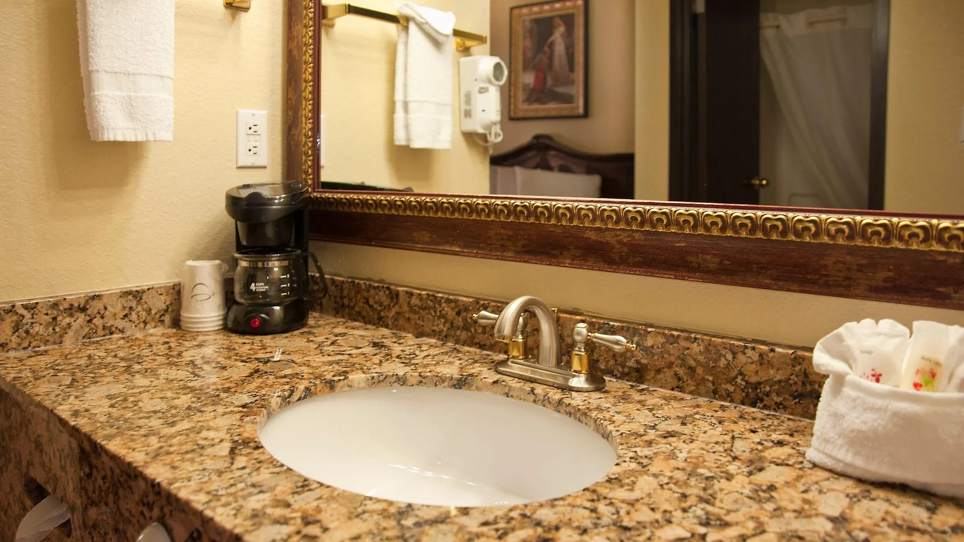 Hotel The Stone Castle & Conference Center 3*