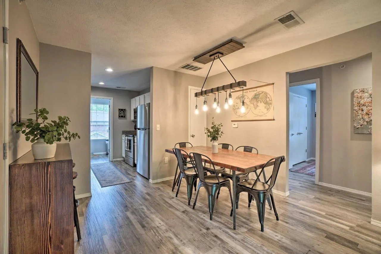 Modern With Pool About 7 Mi To Landing! Apartment