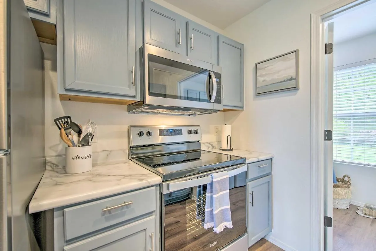 Cozy Retreat With Balcony, 2 Mi To 76 Strip *