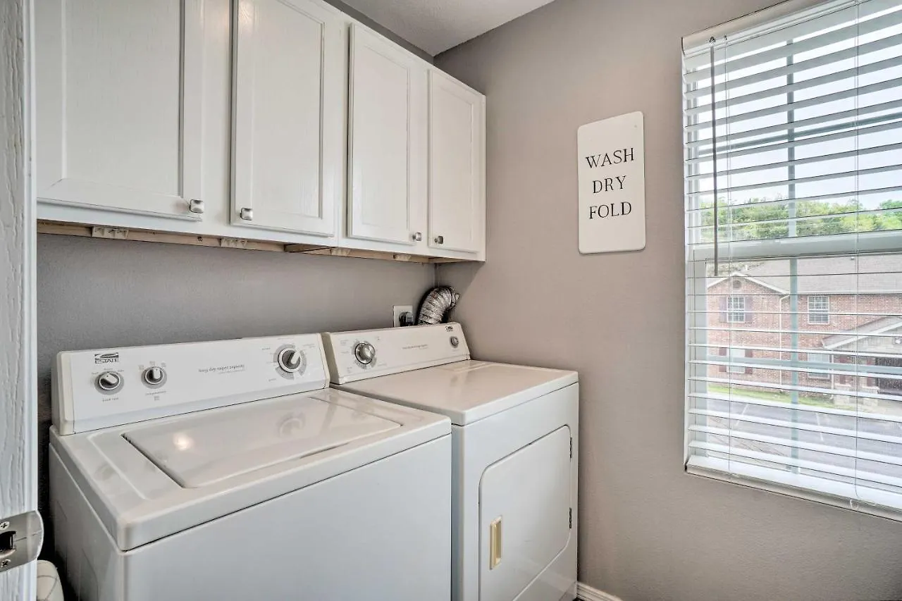 Modern With Pool About 7 Mi To Landing! Apartment Branson