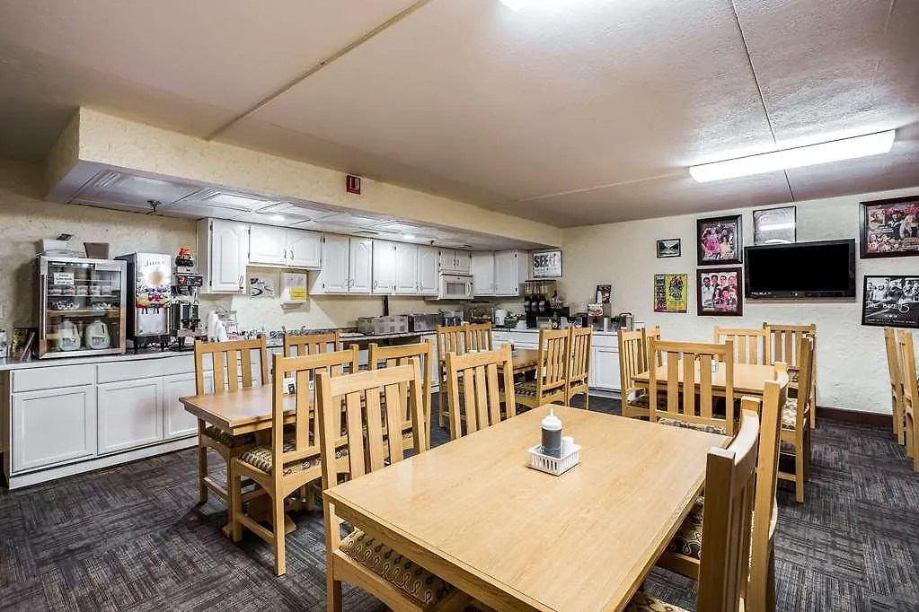 Rodeway Branson, Brick House 3*