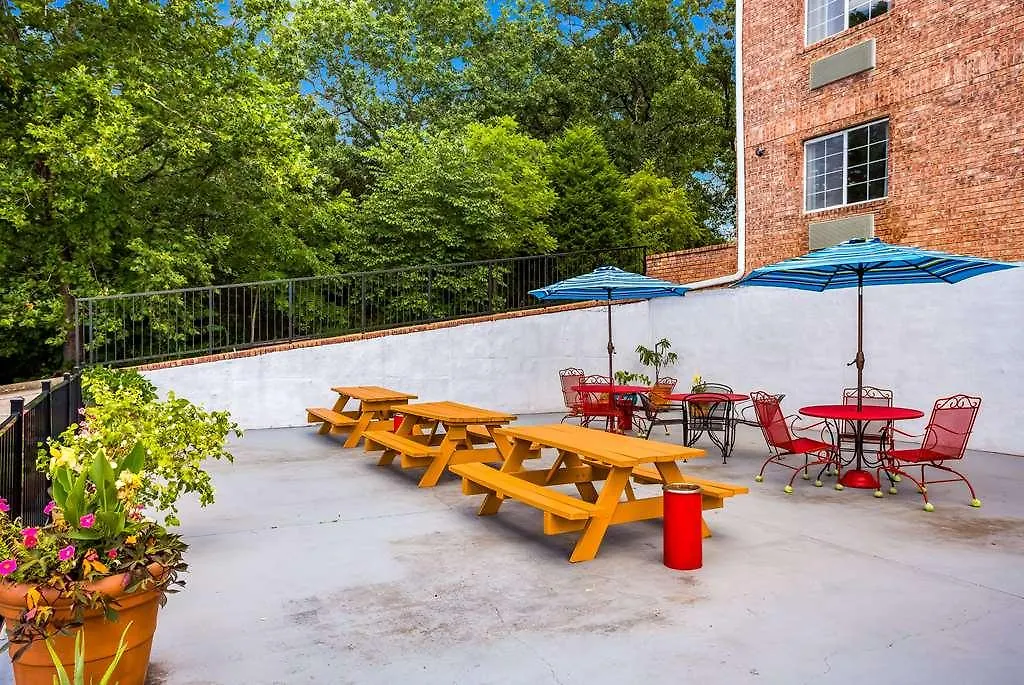 Inn Rodeway Branson, Brick House
