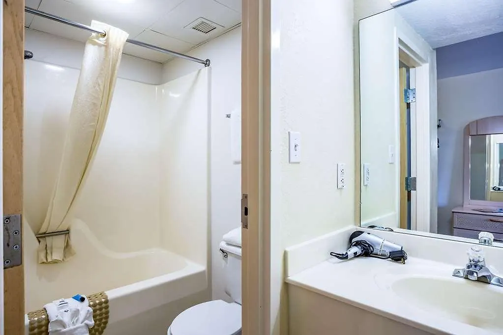 Rodeway Branson, Brick House 3*