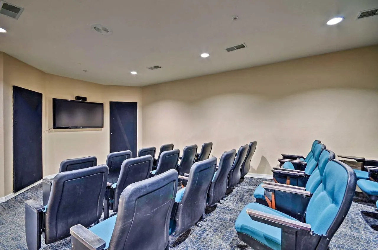 Hills With Balcony And Pool Access Appartamento Branson