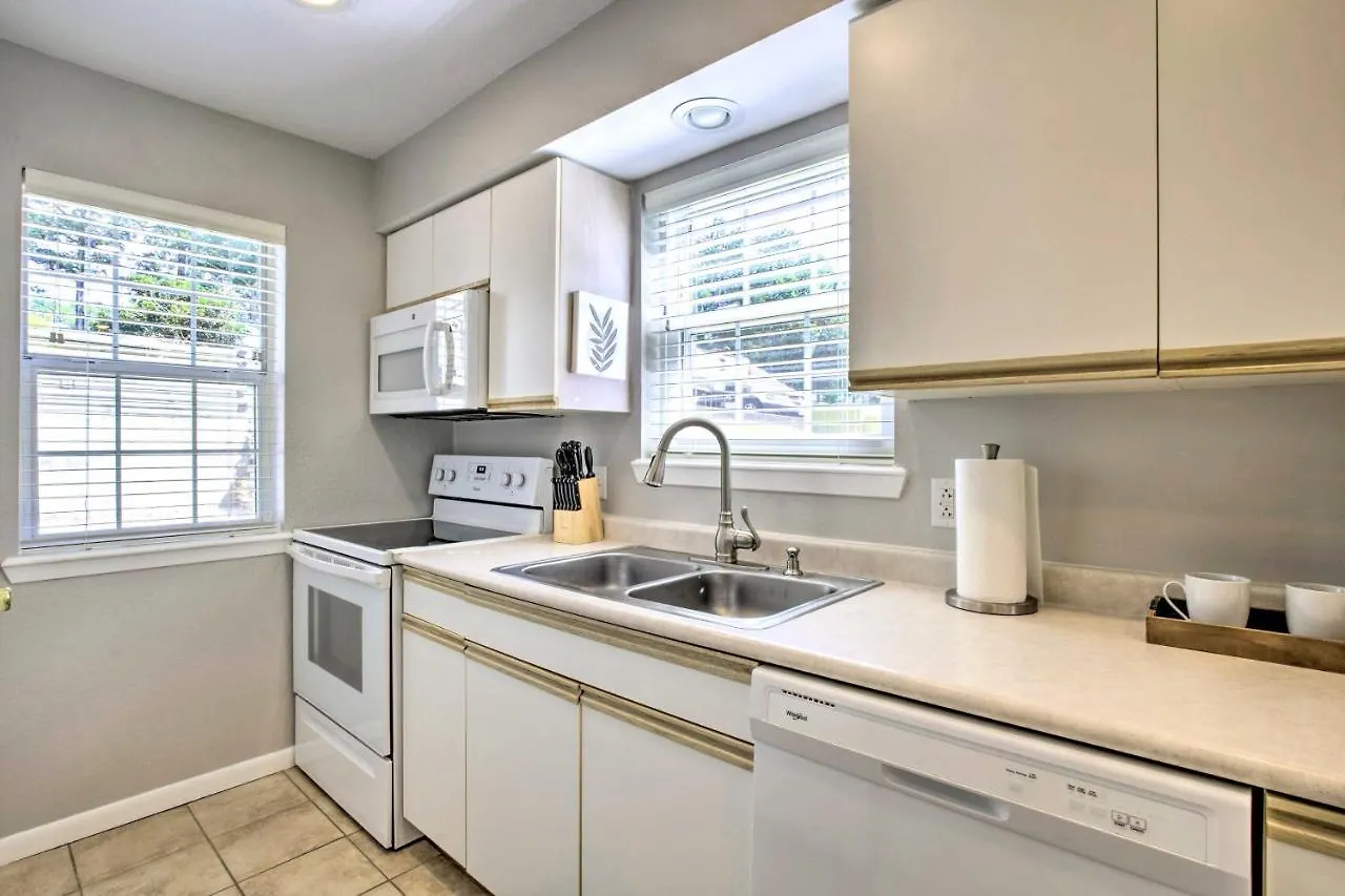 Apartment Retreat With Pool Access About 3 Mi To Dtwn
