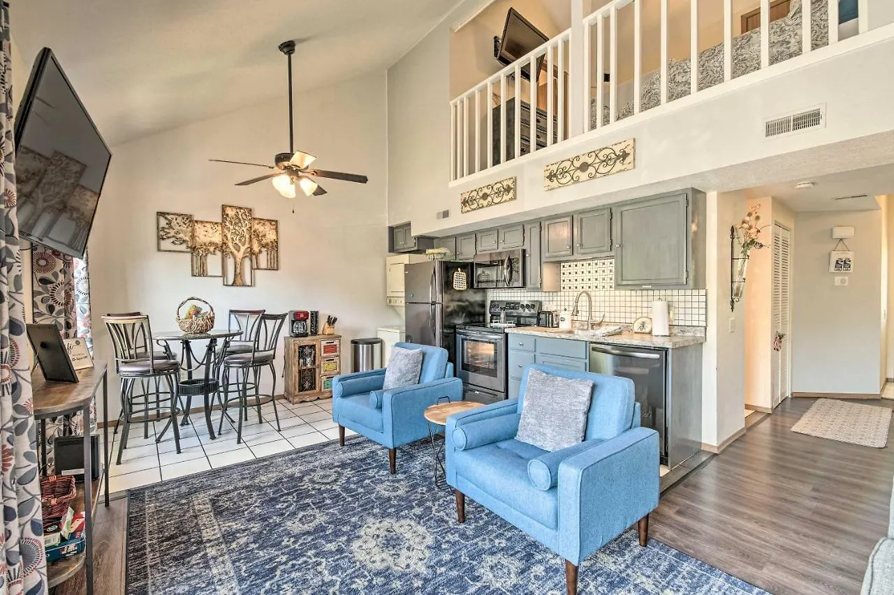 Cozy And Convenient With Balcony! Branson
