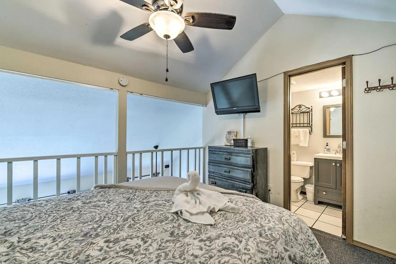 Cozy And Convenient With Balcony! Branson