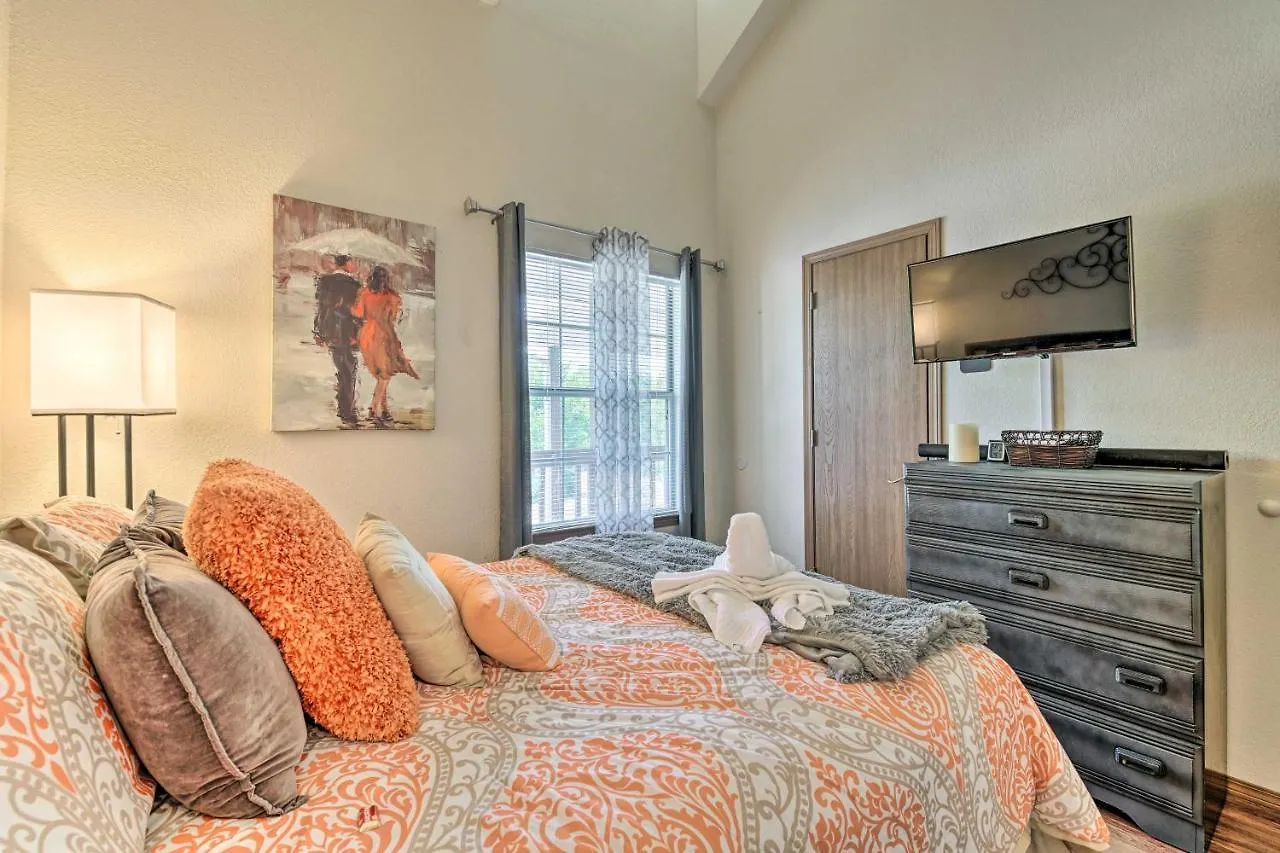 Cozy And Convenient With Balcony! * Branson