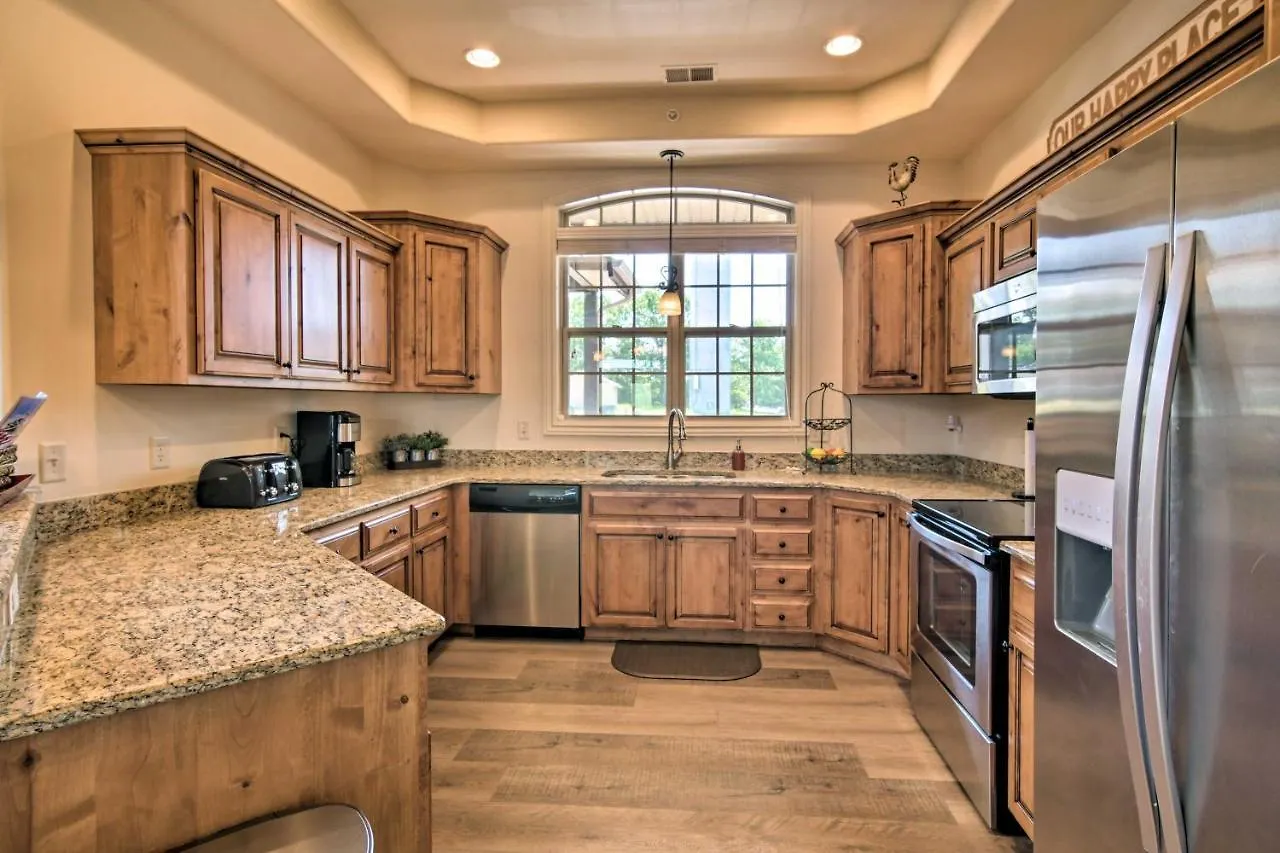 Luxe Retreat With Mtn Views And Pool Access! Apartman