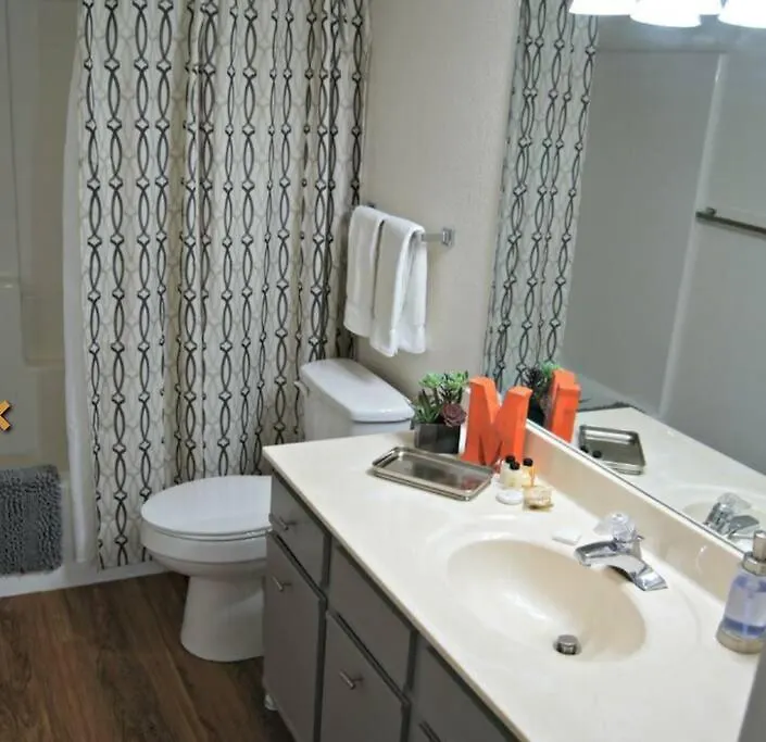 Krehbiel 2bd 2bath Apartment *