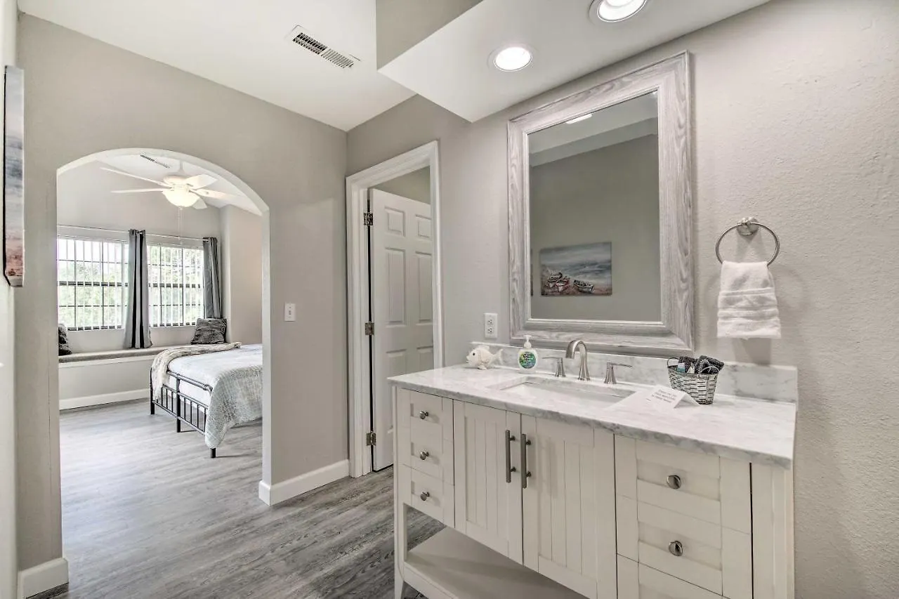 Apartment With Pool Access And Golf Course View!