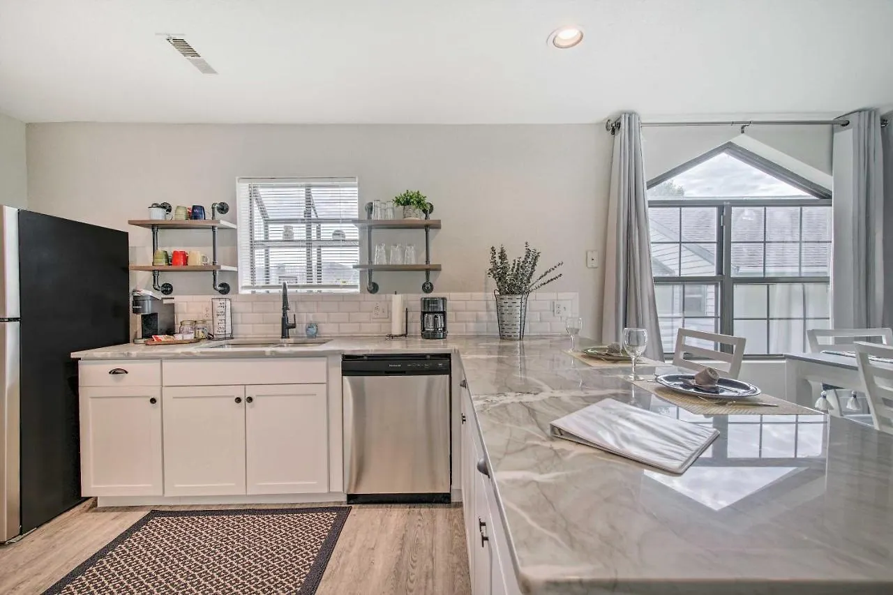 With Pool Access And Golf Course View! Apartment Branson