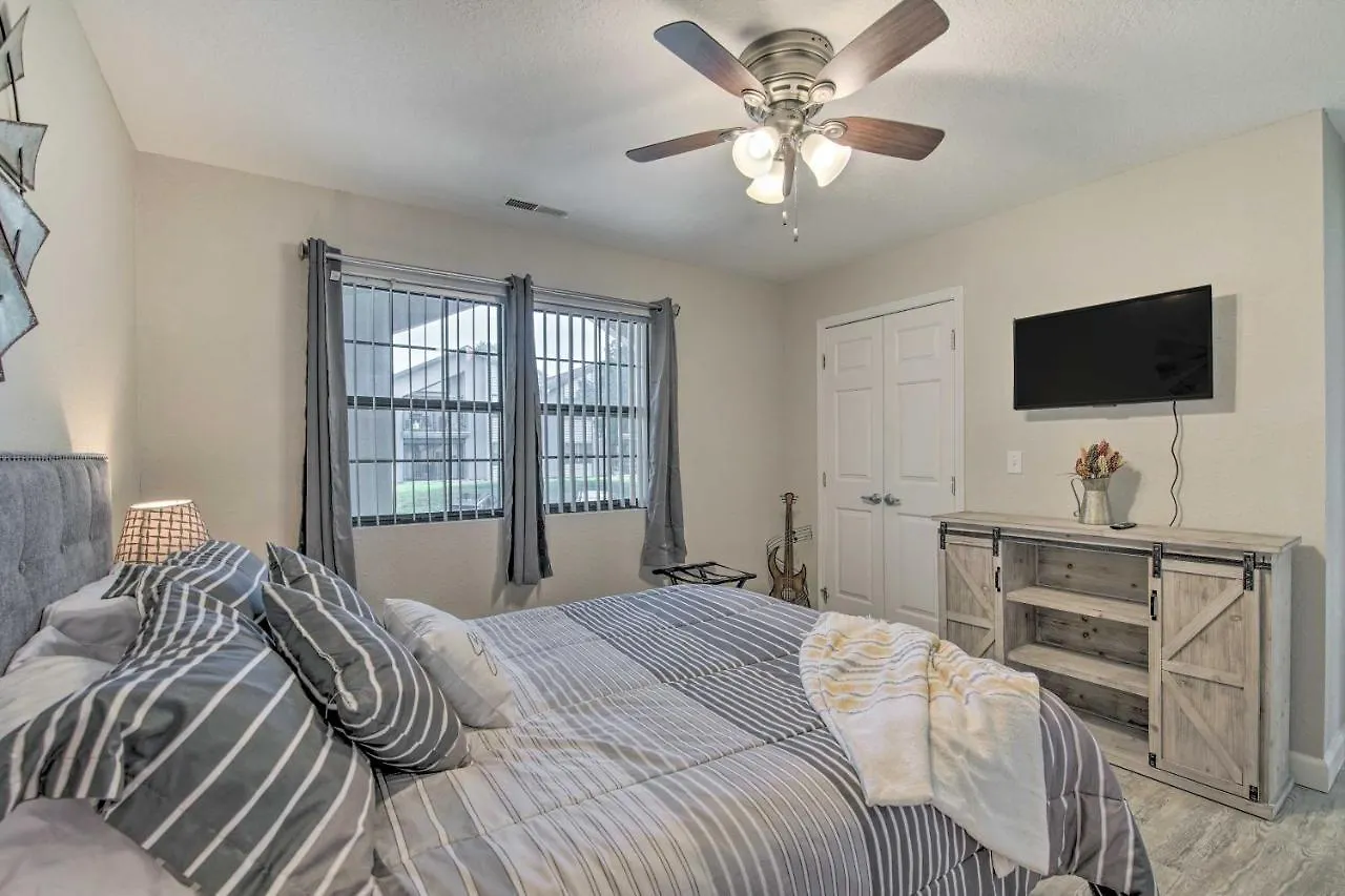 With Pool Access And Golf Course View! Branson