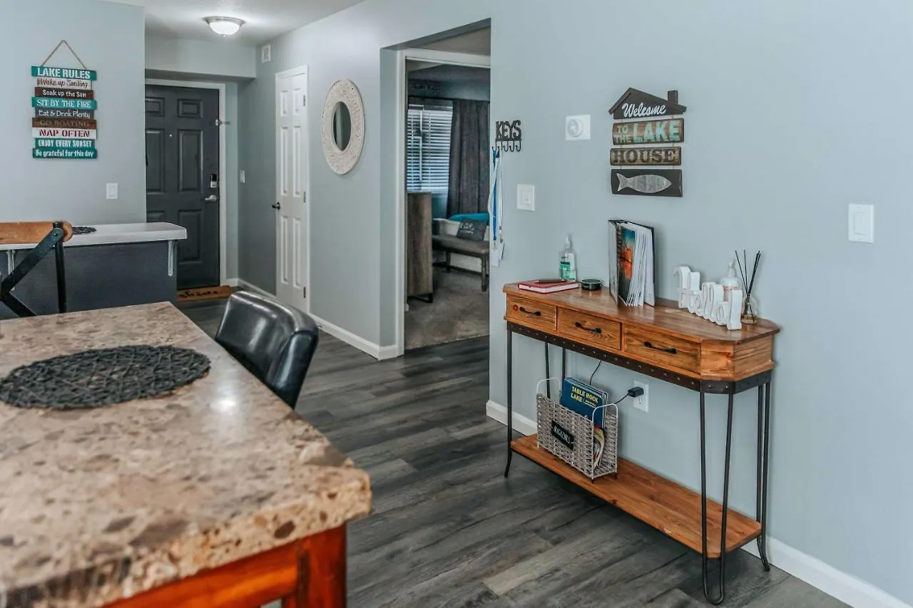 Apartment Updated With Pools And Golf Course!