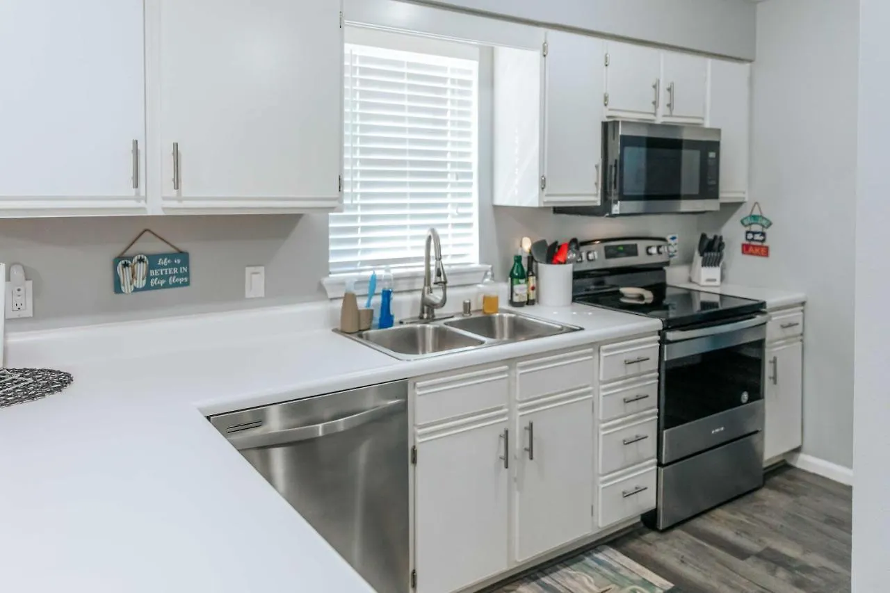 Apartment Updated With Pools And Golf Course! *