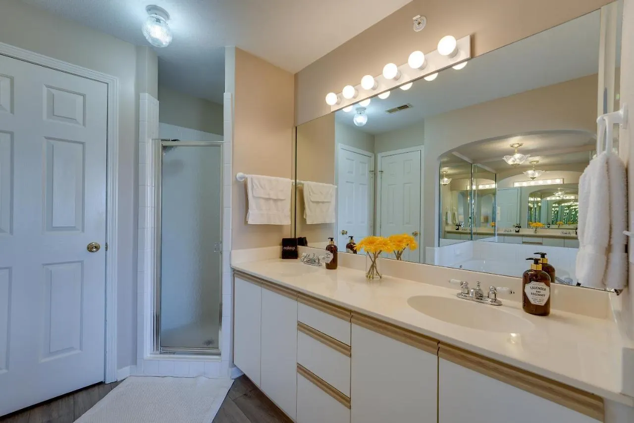 On Golf Course, 4 Mi To Downtown Apartment