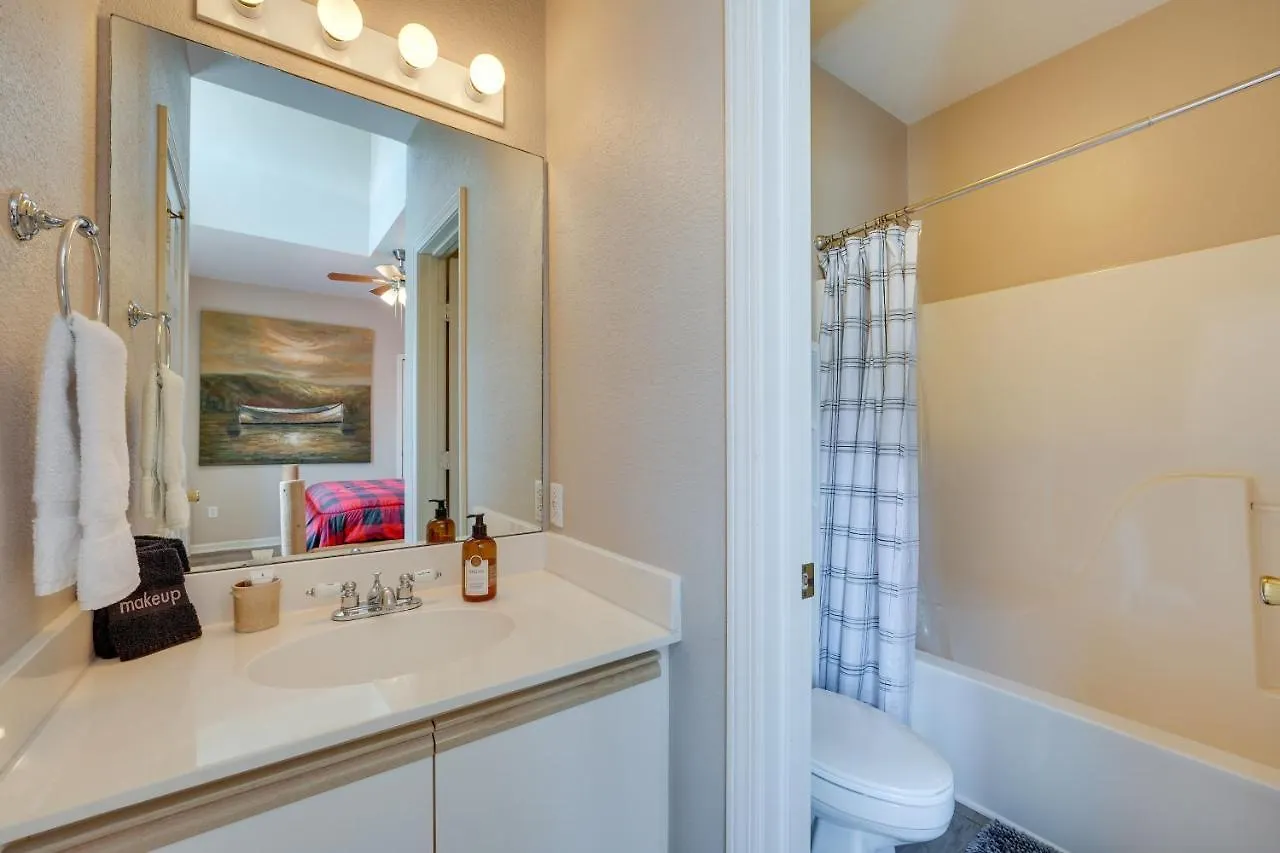 Apartment On Golf Course, 4 Mi To Downtown *