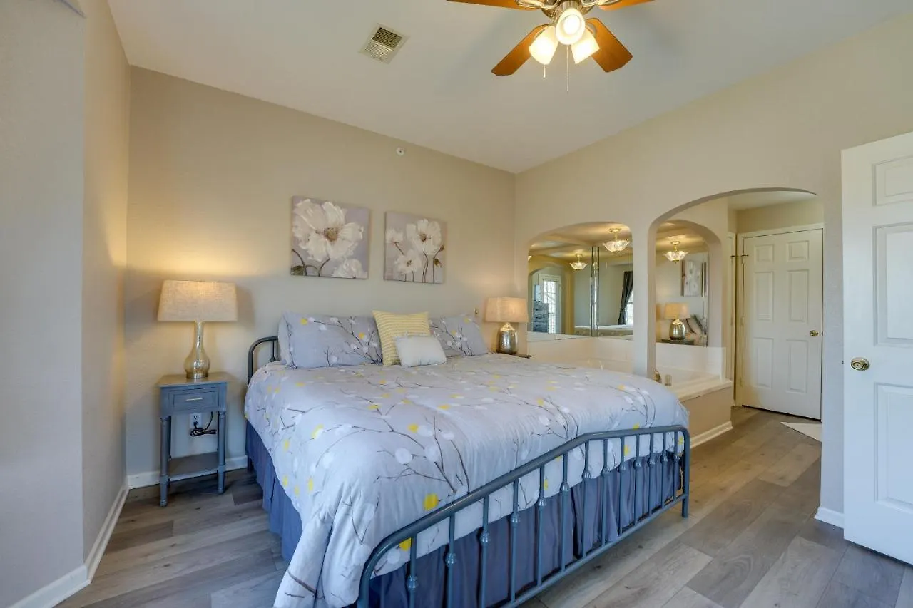 On Golf Course, 4 Mi To Downtown Apartment *